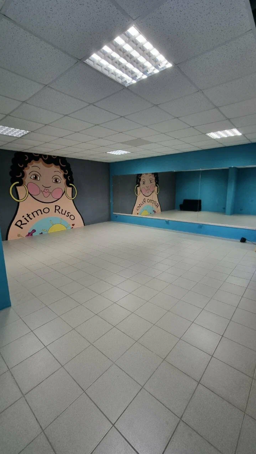 Уютный зал для занятий в школе Русский Ритм